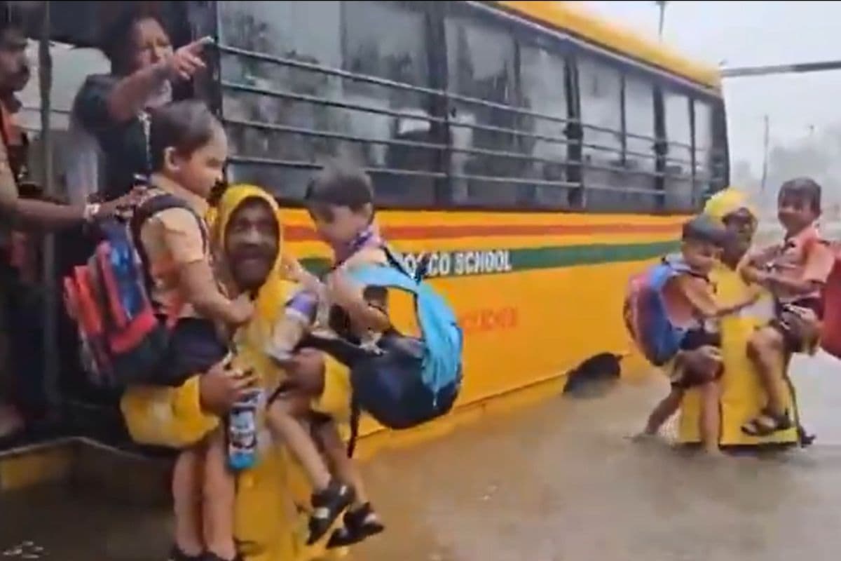 Mumbai Rain Video: मुंबई में भारी बारिश का तांडव, सामने आया खौफनाक वीडियो, स्कूली बच्चों को ऐसा किया गया रेस्क्यू