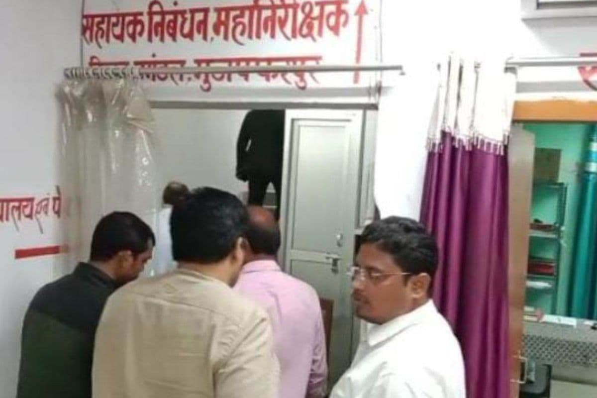 IT Raid: मुजफ्फरपुर रजिस्ट्री ऑफिस में इनकम टैक्स की बड़ी कार्रवाई, 10000000 तक के कैश ट्रांजैक्शन वाले दस्तावेज बरामद