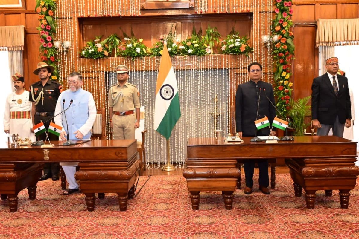 राज्यपाल ने रिटायर्ड जस्टिस नवनीत कुमार को झारखंड राज्य विद्युत नियामक आयोग के अध्यक्ष पद की दिलायी शपथ