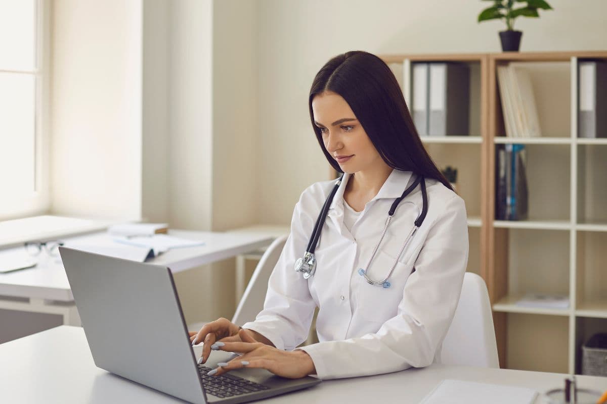 PCB स्टूडेंट्स के लिए टॉप Non-Medical Career Options 2025 क्या हैं? इन हाई सैलरी वाले Courses से करें शुरुआत