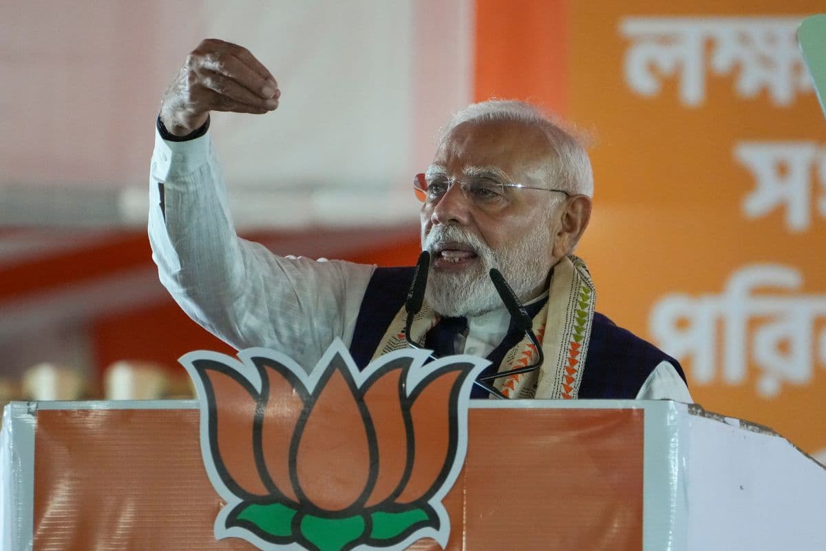 बंगाल के विकास और घुसपैठ रोकने के लिए TMC का हटना जरूरी, कोलकाता में गरजे पीएम मोदी, कहा- खतरे में राज्य की सुरक्षा