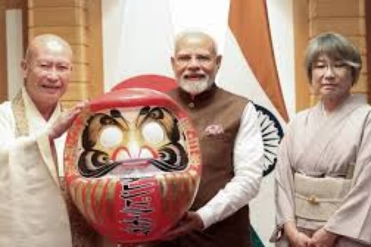 PM मोदी को जापान में मिला खास तोहफा, 'दारुमा डॉल' से जुड़ा है भारत का गहरा रिश्ता