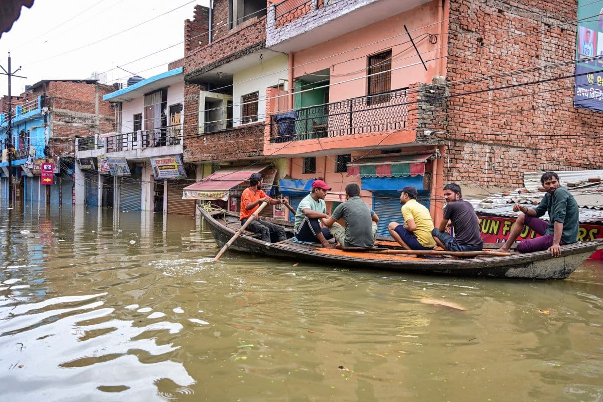 Flood: उत्तर प्रदेश में गंगा-यमुना उफान पर, 17 जिलों में बाढ़ का कहर, 400 से ज्यादा गांव जलमग्न
