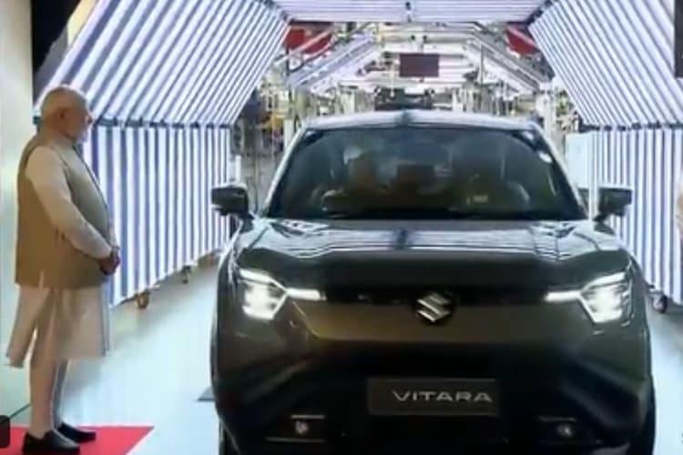 PM मोदी ने Maruti e-Vitara को दिखाई हरी झंडी, 100 देशों में जाएगी मेड-इन-इंडिया इलेक्ट्रिक व्हीकल