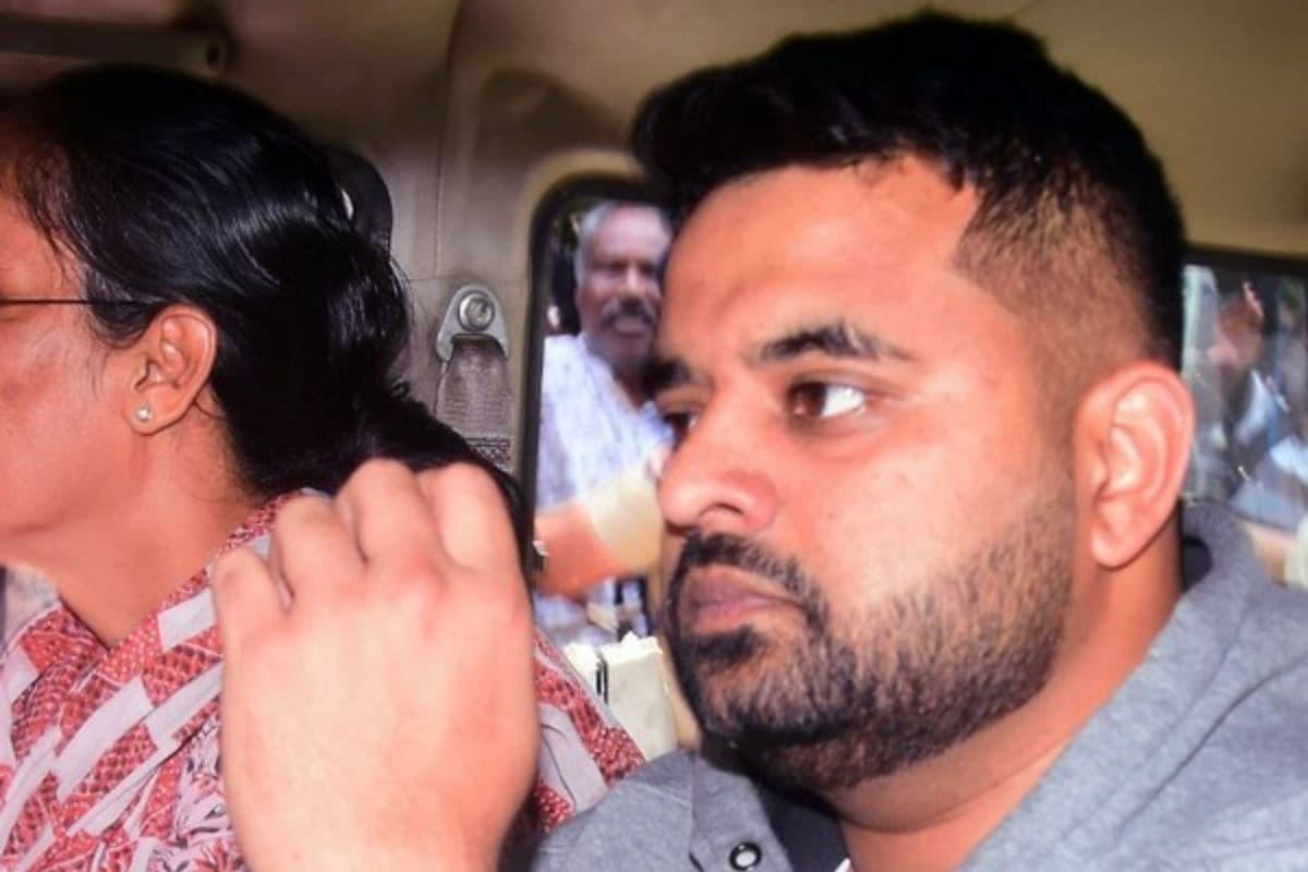 Prajwal Revanna Life Imprisonment: प्रज्वल रेवन्ना को दुष्कर्म मामले में उम्रकैद, सजा सुनते ही कोर्ट में फूट-फूटकर रोया पूर्व सांसद