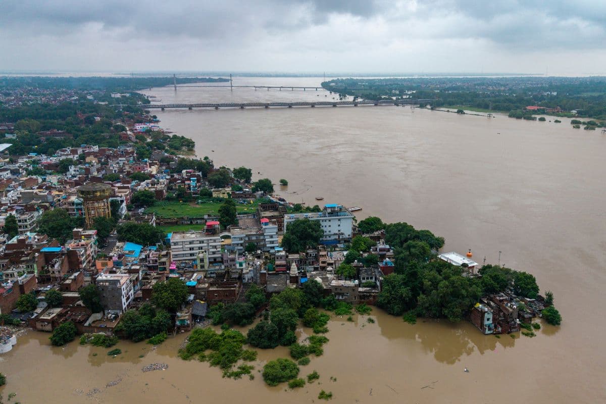 UP Flood: मानसून का कहर, उत्तर प्रदेश के 13 जिलों में बाढ़, गंगा-यमुना खतरे के निशान से ऊपर