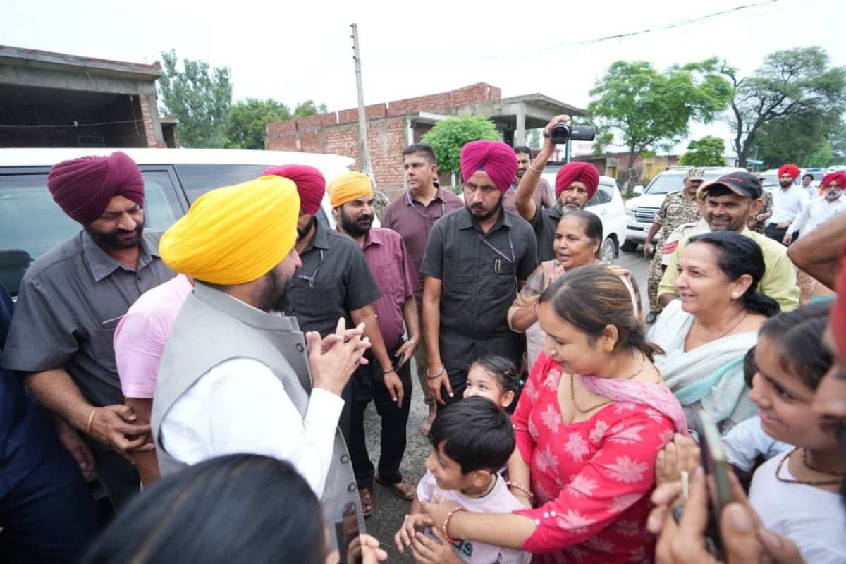 सीएम मान ने किया बाढ़ प्रभावित इलाकों का दौर, कहा- बाढ़ प्रभावितों की सेवा में रहेगा पंजाब सरकार का हेलीकॉप्टर