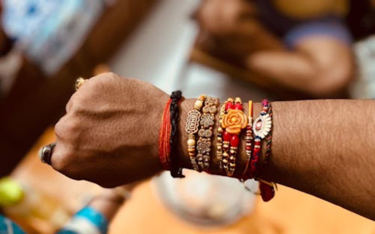 Raksha Bandhan 2025: रक्षाबंधन में इन रंगों की राखी से बचें, भाइयों के जीवन में ला सकता है दुर्भाग्य