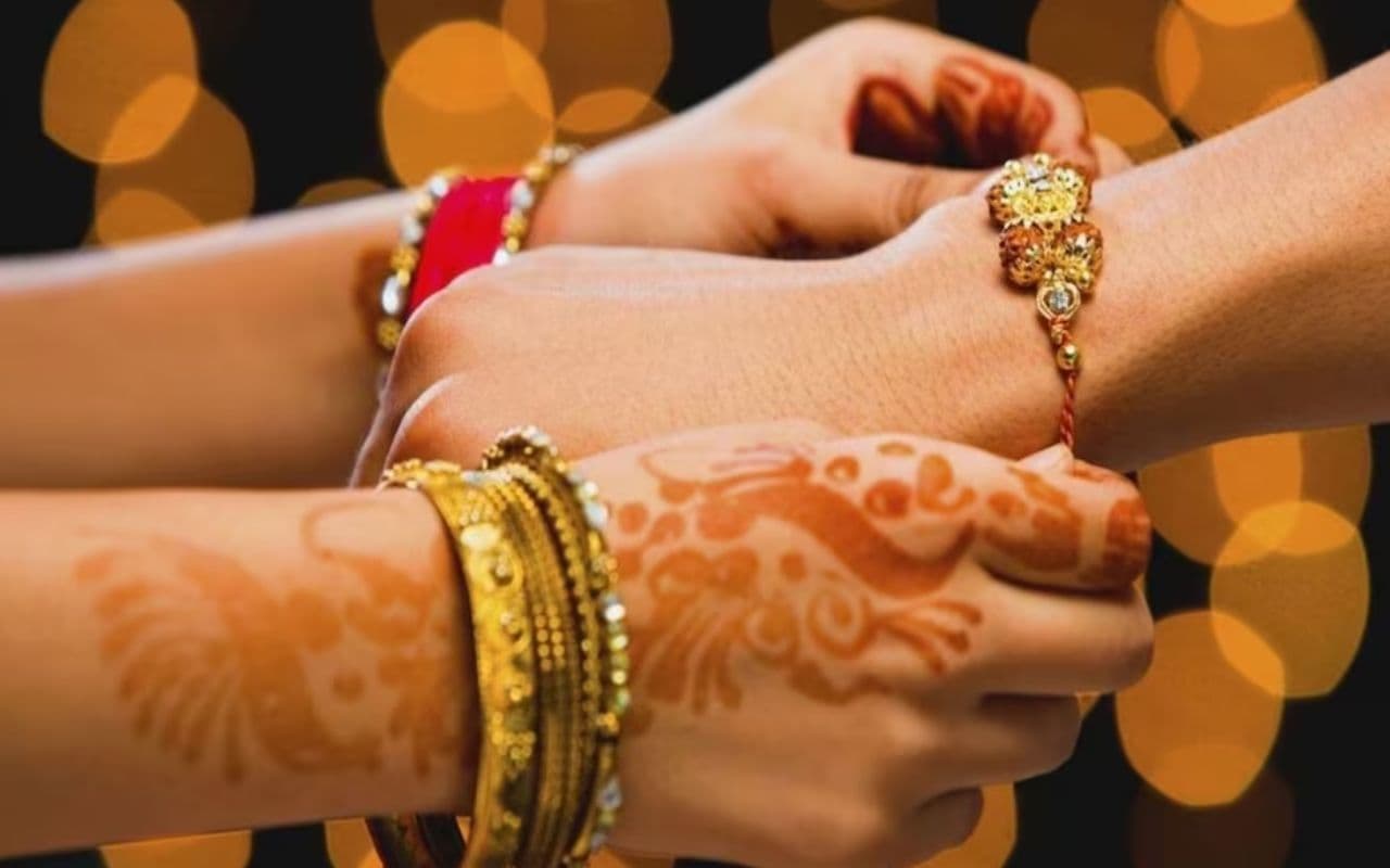 Raksha Bandhan 2025: रक्षाबंधन पर इस बार 95 सालों बाद बन रहा है दुर्लभ योग, मिलेगा दोगुना फल