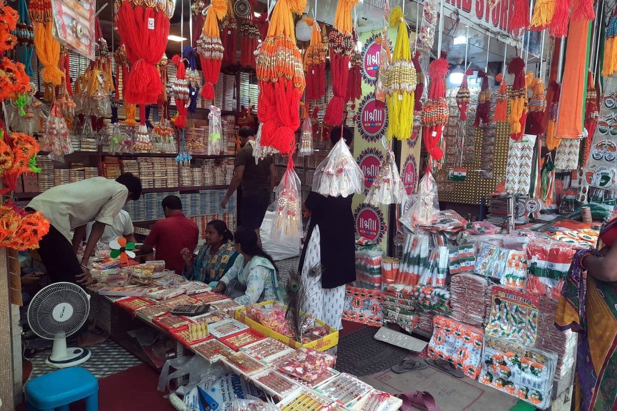 हर राखी में दिखा कला और संस्कृति का संगम, मुजफ्फरपुर के बाजारों में छाई मधुबनी राखियों की धूम