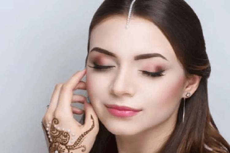 Raksha Bandhan Makeup Tips: इस रक्षाबंधन पर दिखें सबसे खूबसूरत, जानिए परफेक्ट मेकअप के आसान टिप्स