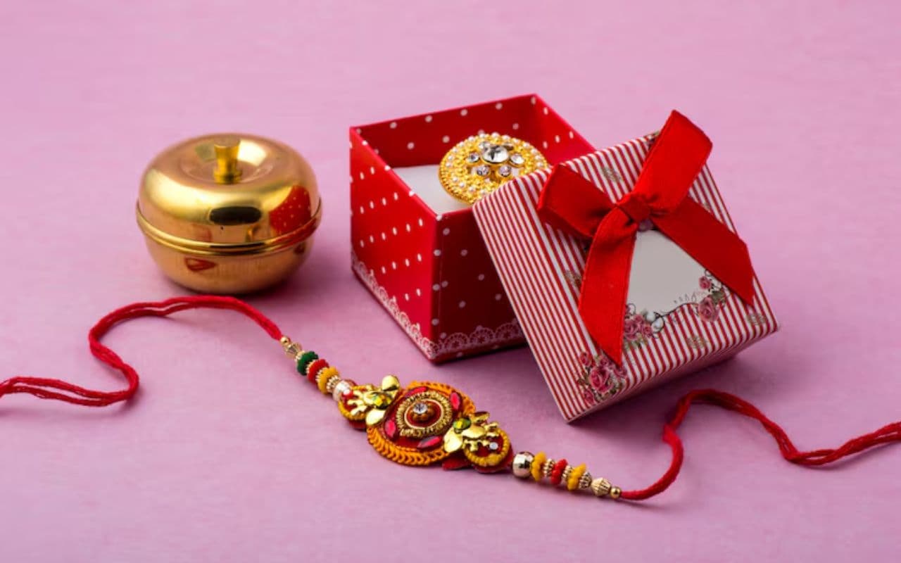 Rakshabandhan 2025 Gift Ideas: रक्षाबंधन पर बहन को दें ये खास तोहफा, पूरी होंगी सभी मनोकामनाएं
