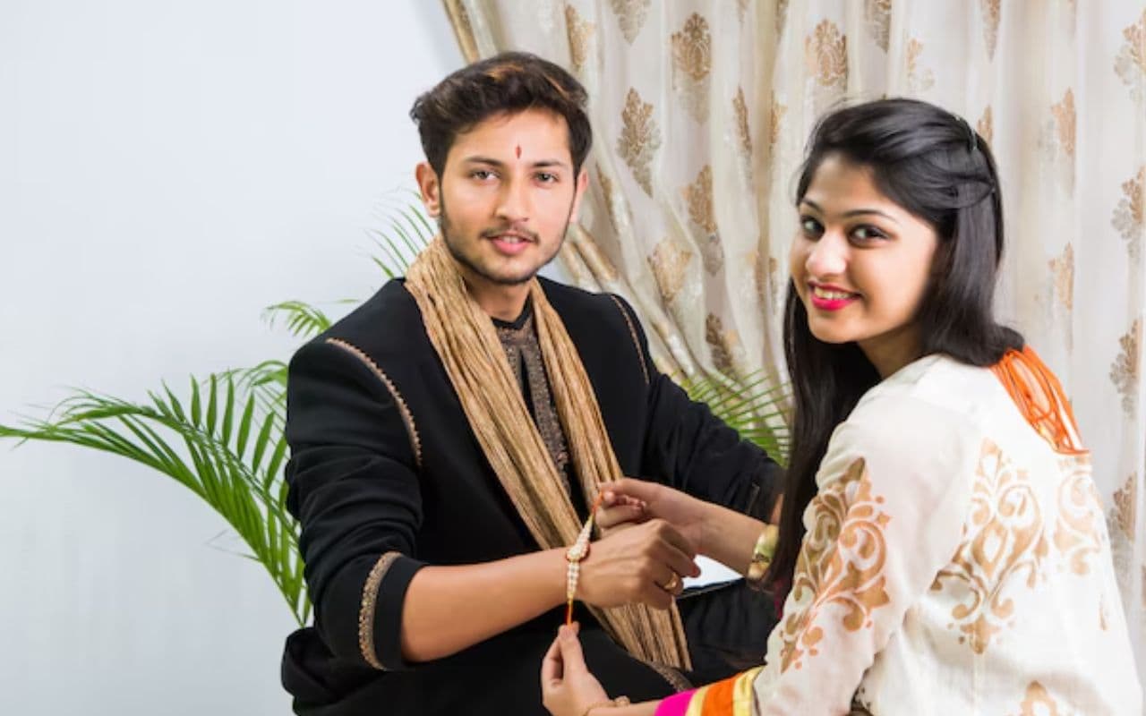 Rakshabandhan 2025 Status in Hindi: रक्षाबंधन पर भेजें भाई-बहन के प्यार को शब्दों में पिरोने वाले अनोखे स्टेटस