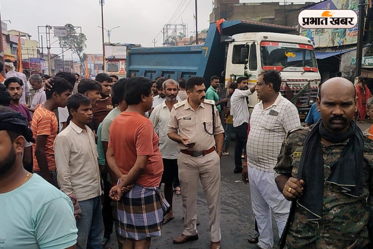 Road Accident: तेज रफ्तार हाइवा ने मजदूर को कुचला, मौके पर मौत, मचा कोहराम