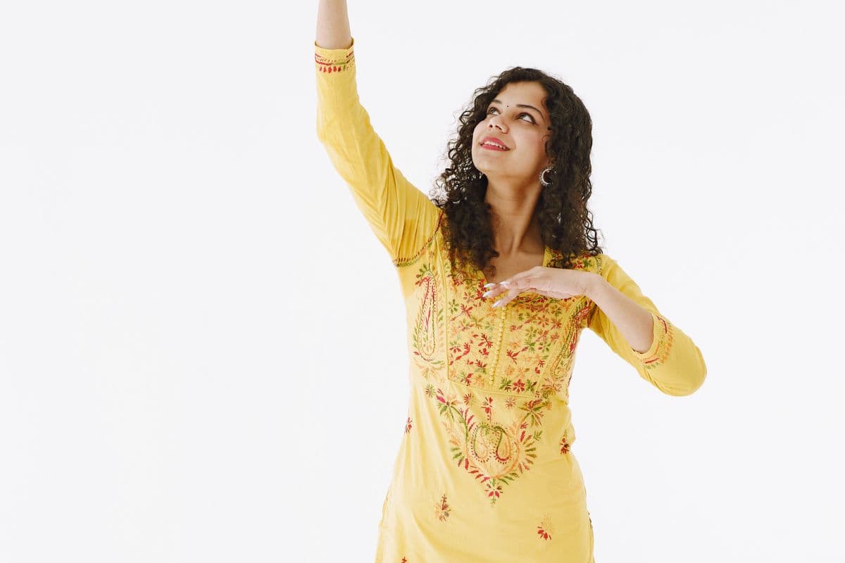 रक्षा बंधन पर चाहिए खास लुक? ट्राई करें ये लेटेस्ट कुर्ती सेट्स, हर किसी की नजर ठहरेंगी आप पर