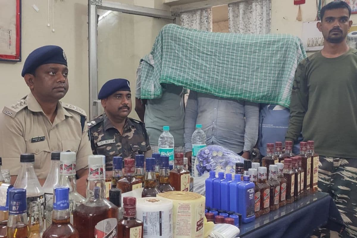 झारखंड के गिरिडीह में मिनी शराब फैक्ट्री का भंडाफोड़, 50 हजार की शराब जब्त, तीन तस्कर अरेस्ट