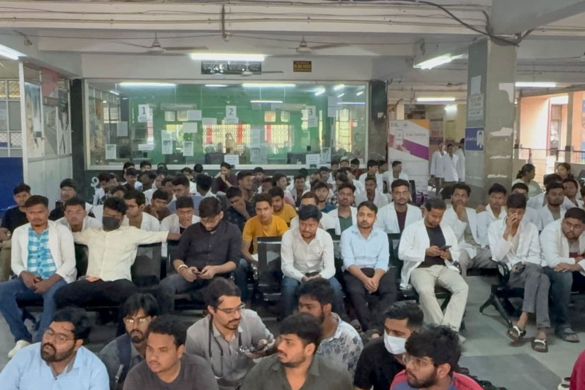 धनबाद के मेडिकल कॉलेज में फिर हड़ताल पर बैठे डॉक्टर्स, OPD समेत इमरजेंसी सेवाएं बंद