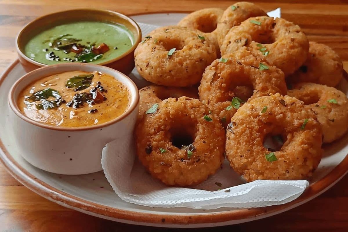 Murmura Vada Recipe: नाश्ते में खाने का मन है कुछ कुरकुरा, तो आज ही ट्राय करें ये मुरमुरा वड़ा