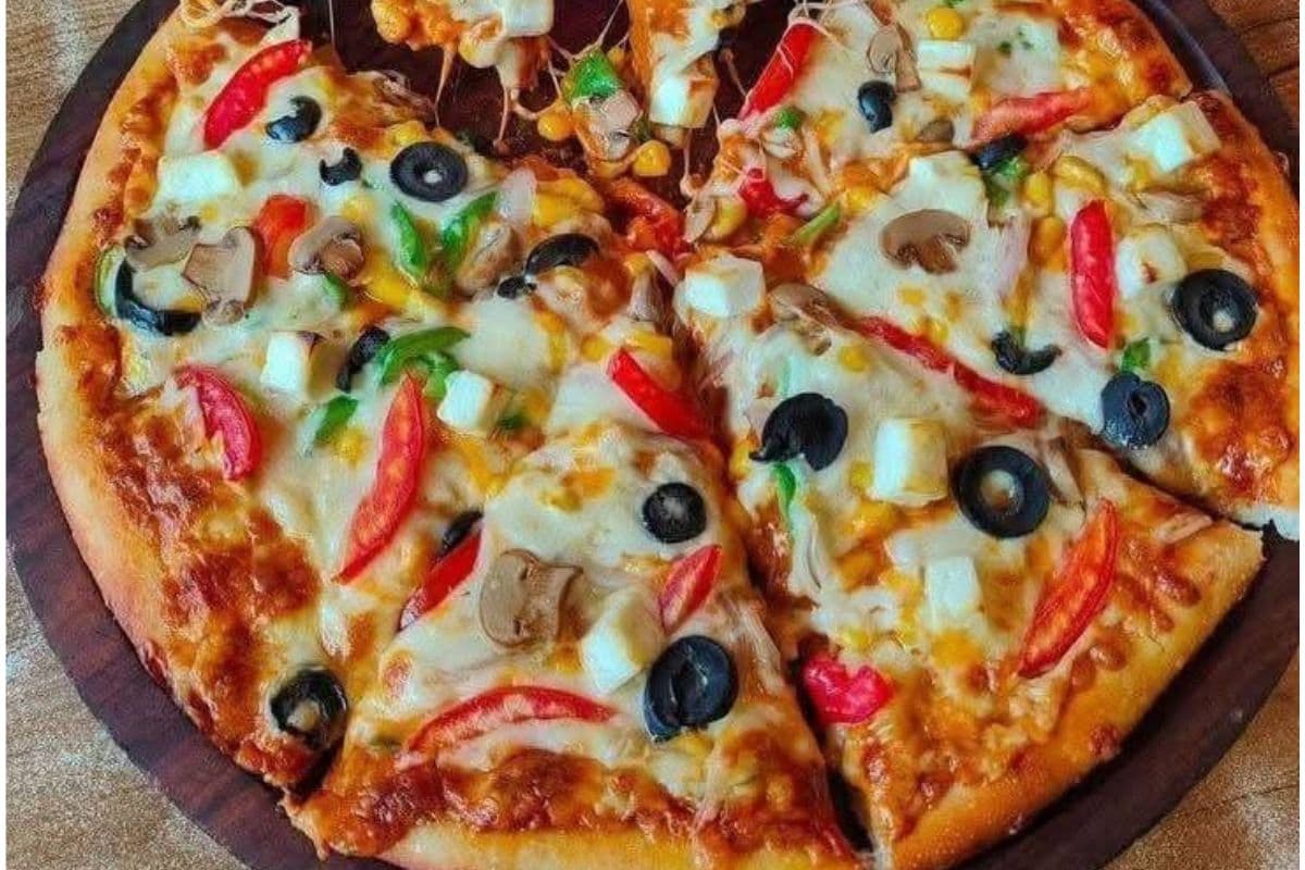 Sabudana Pizza: सिर्फ 10 मिनट में बनाएं टेस्टी और चटपटा साबूदाना पिज्जा