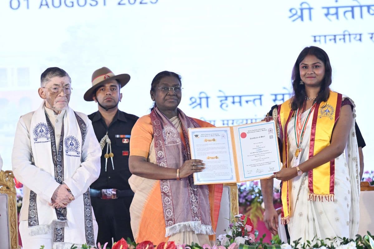 IIT ISM Convocation: 'डिग्रियां नौकरी दिलाती हैं, कर्म और चरित्र दिलाते हैं सम्मान' धनबाद में बोले राज्यपाल संतोष गंगवार
