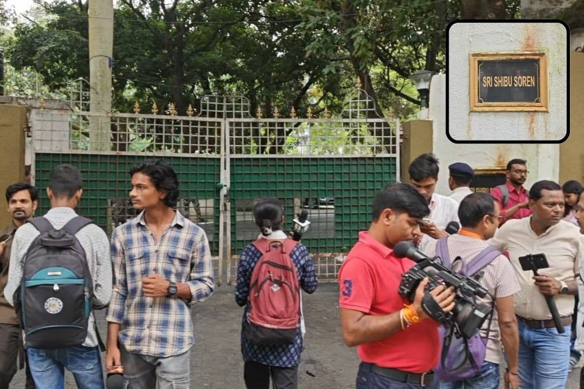 गुरुजी के निधन की खबर मिलते ही आवास पर जुटने लगी कार्यकर्ताओं की भीड़