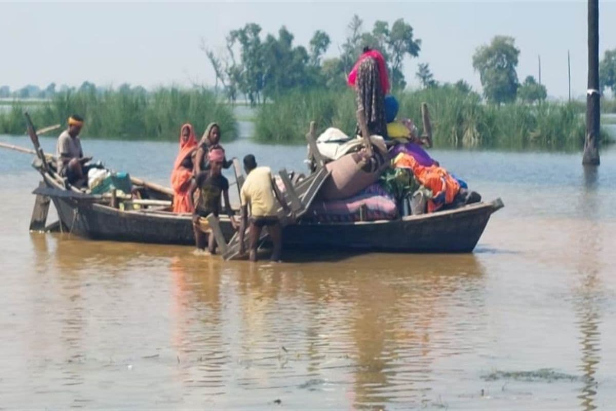 Saran News : सिसवन में सरयू अब भी खतरे के पार, 12 सेंटीमीटर बढ़ा जल स्तर, दहशत में लोग