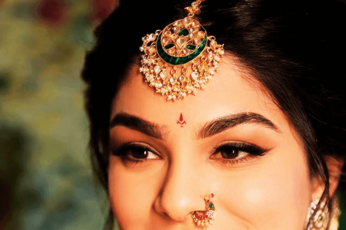 Stylish Bindi Design: ट्रेंडी लुक के लिए लगाएं कुछ अलग तरह की बिंदी डिजाइन