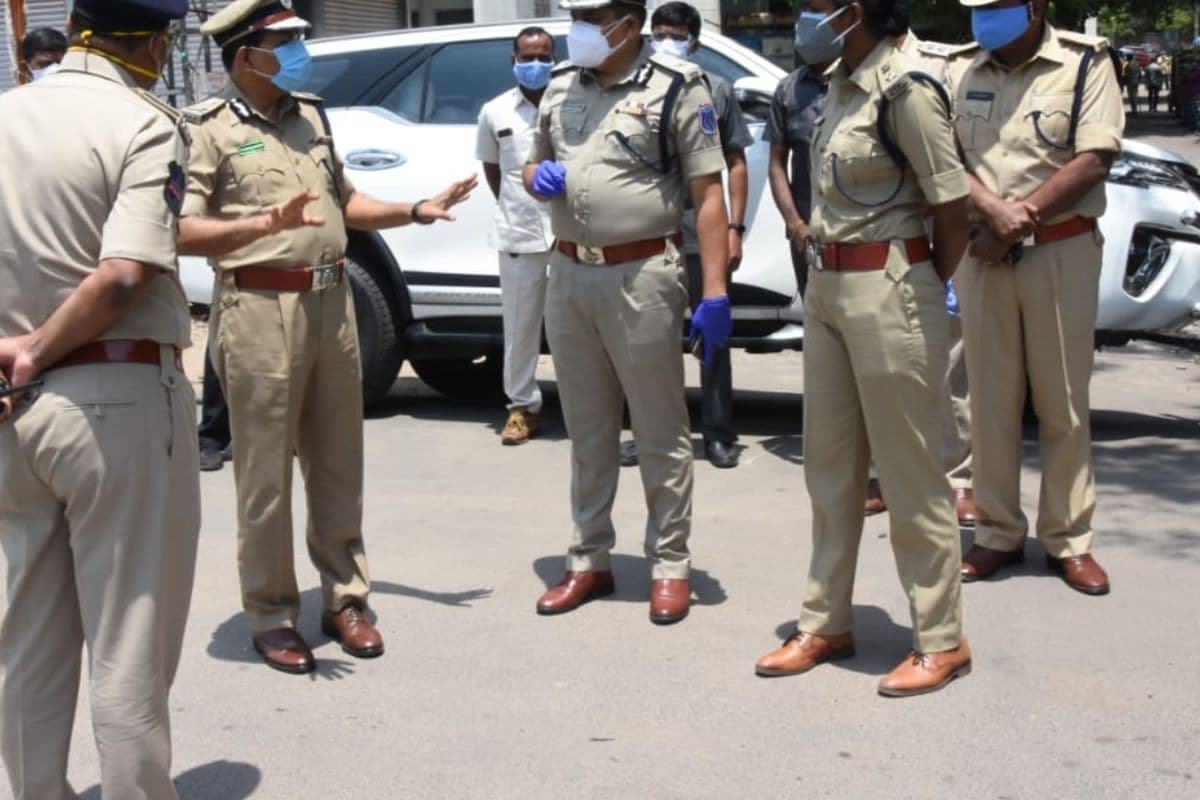Crime News: प्रेमी के चक्कर में पत्नी बनी कातिल, कान में जहर डालकर पति को उतारा मौत के घाट