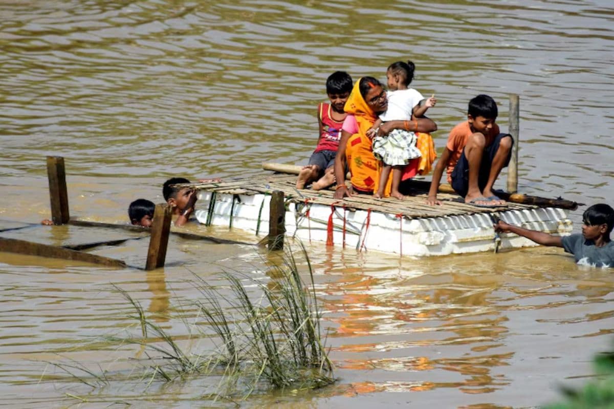 बिहार में हरूहर नदी का रौद्र रूप: हजारों लोगों को बनाया जलकैदी, 24 गांवों में बाढ़ जैसे हालात