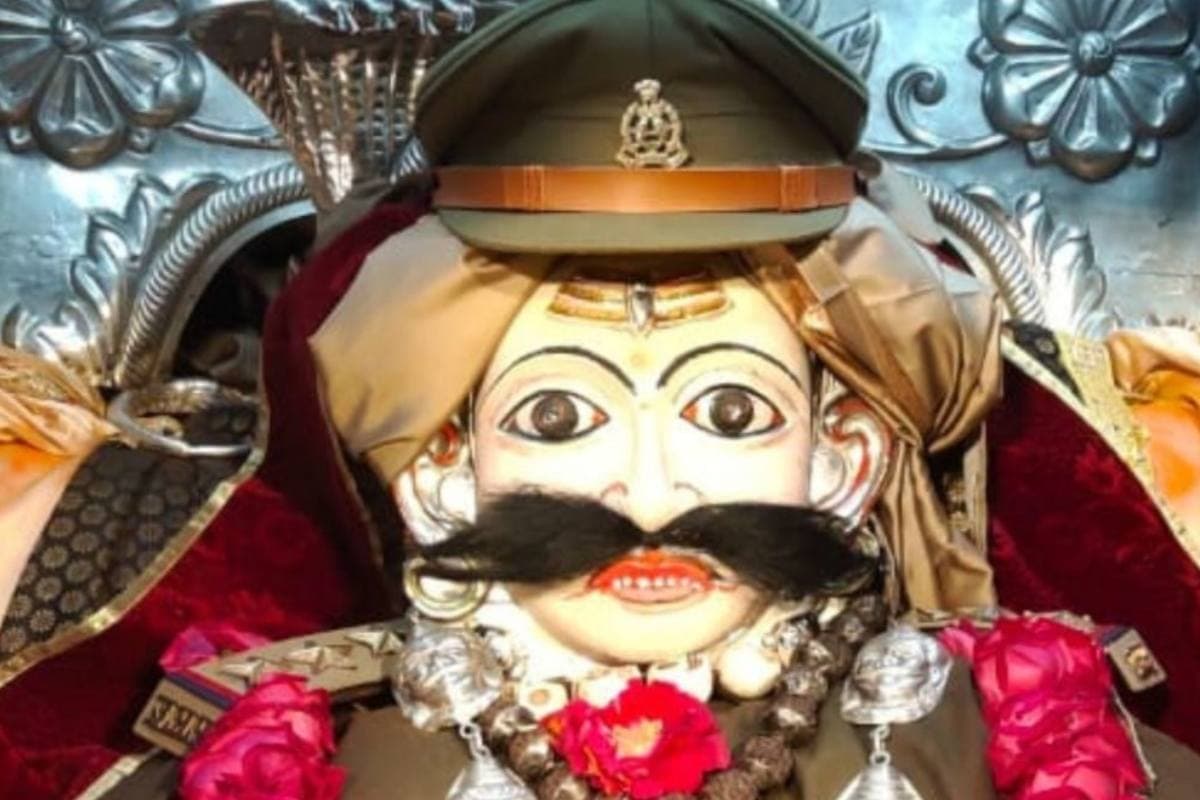 पुलिस वर्दी में भगवान! भारत के इस मंदिर की अनोखी परंपरा, जानें क्या है इसके पीछे का कारण