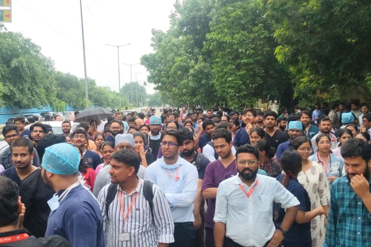 Video: Patna AIIMS के डॉक्टर्स भारी गुस्से में, कहा- "बंदूक की नोक पर इलाज नहीं होगा, चेतन आनंद माफी मांगें"