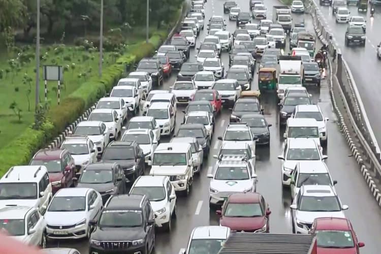 मूसलाधार बारिश में भैया को राखी बांधने निकली बहनें, दिल्ली में लंबा जाम