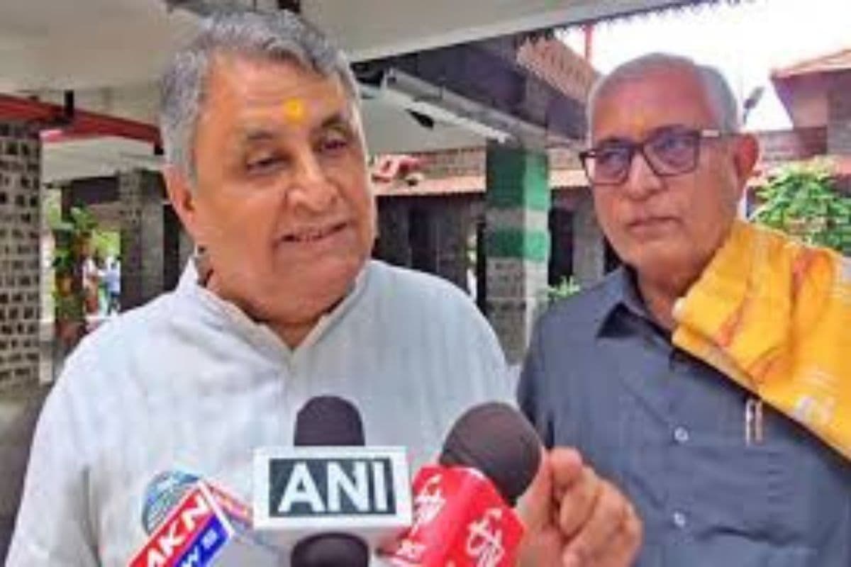 Vijay Kumar Chaudhary: दो वोटर कार्ड पर सियासी संग्राम, नीतीश कुमार के मंत्री विजय चौधरी ने कहा- नियम के खिलाफ, तुरंत करें रद्द