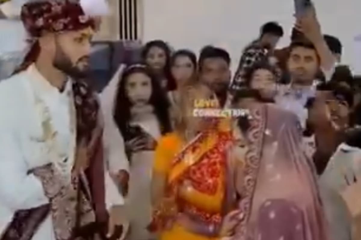 नोट उड़े, रिश्तेदार झपटे – शादी का ये Video सोशल मीडिया पर छाया