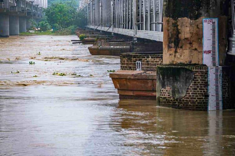 Watch Video : दिल्ली के लोगों को डरा रही है यमुना, नदी का वीडियो आया सामने