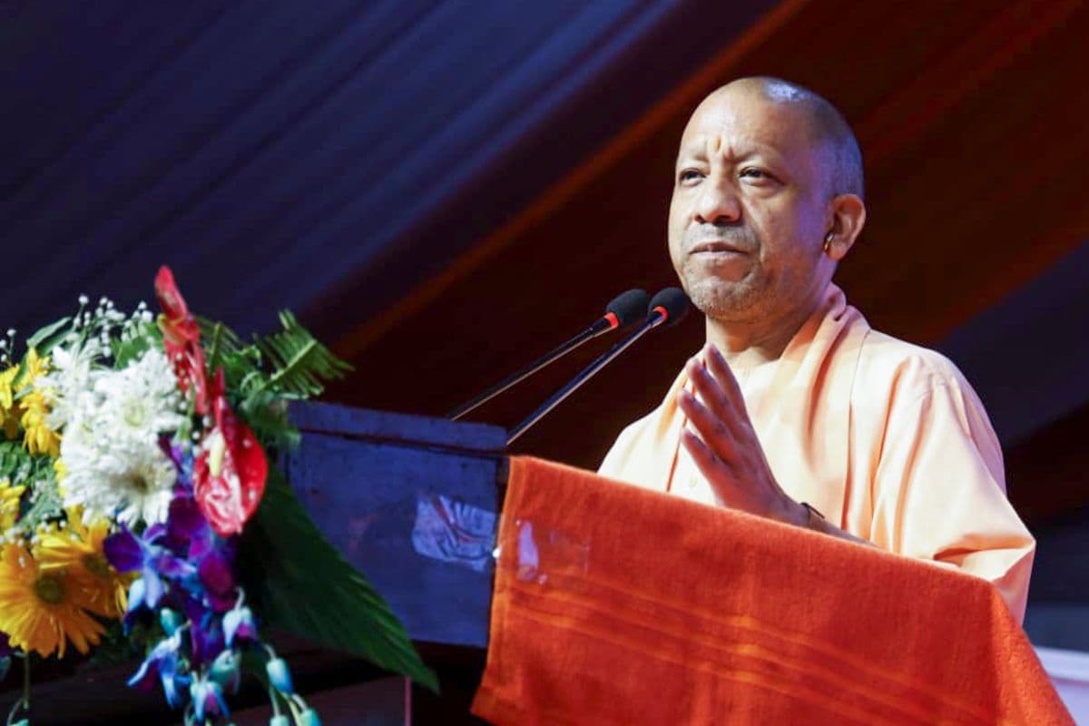 Yogi Adityanath: सीएम योगी ने 1494 युवाओं को सौंपे नियुक्ति पत्र, पूर्व की सरकार पर लगाया गंभीर आरोप