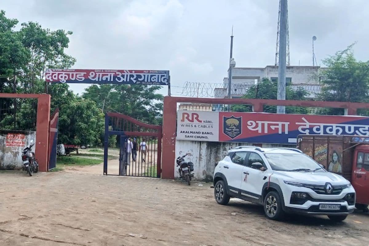 बिहार में थाना से खिड़की तोड़ फरार हुए 4 आरोपी, महिलाओं ने पुलिस पर धमकी और बदसलूकी का लगाया आरोप