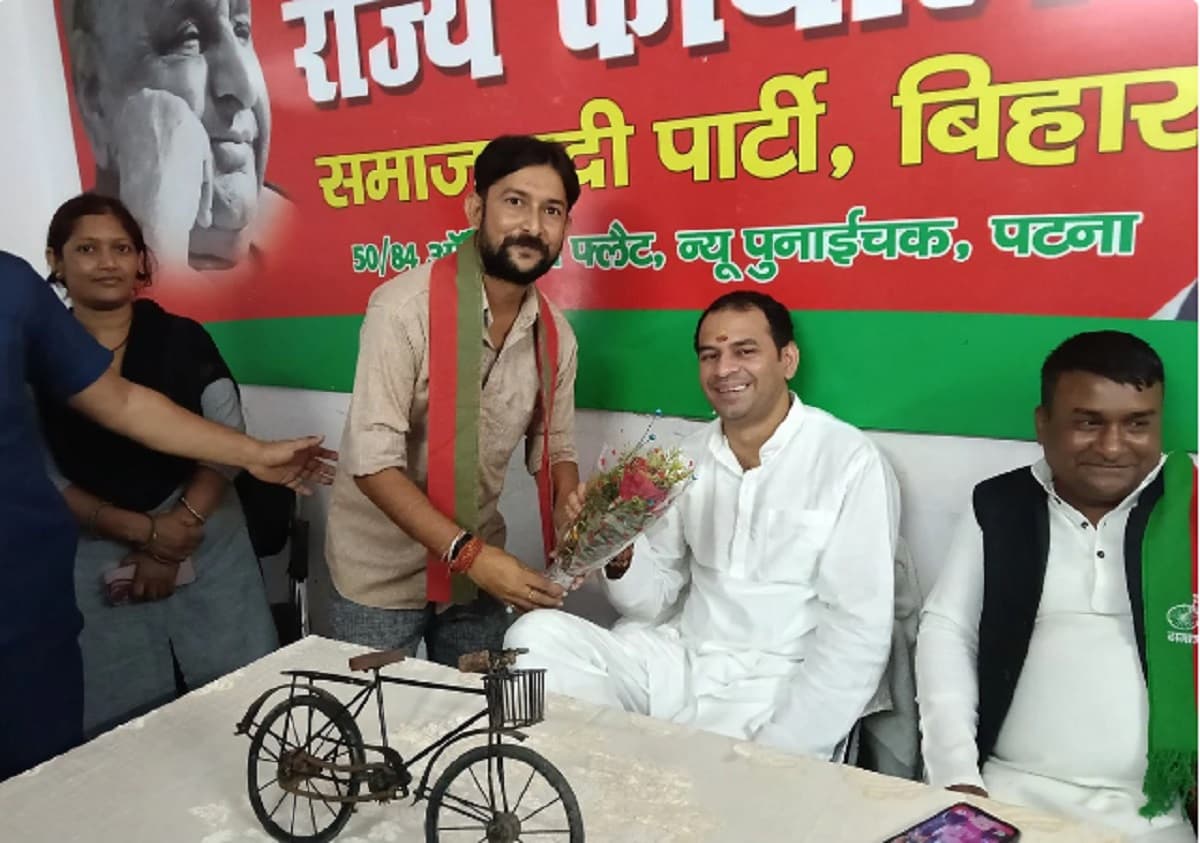 एक घंटे की मुलाकात, बंद कमरे में बात…समाजवादी पार्टी के दफ्तर अचानक पहुंचे तेज प्रताप यादव