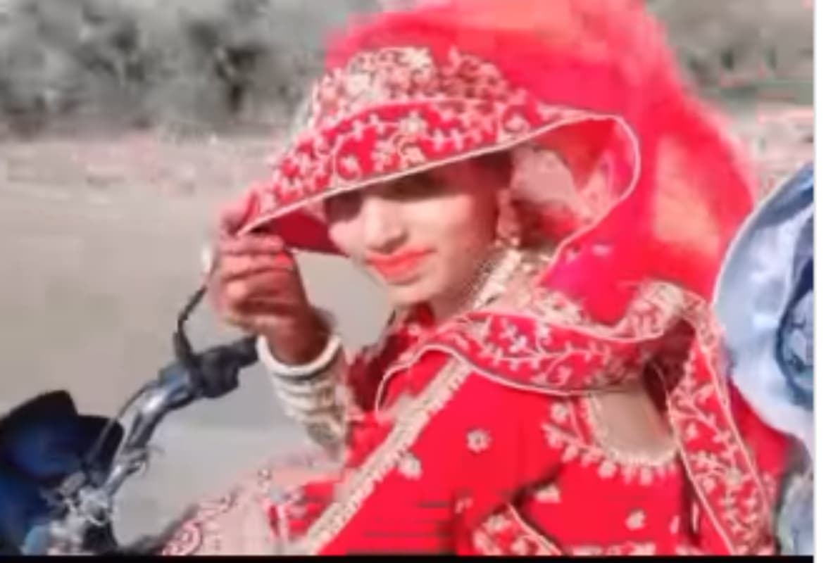 Viral Video: दूल्हे को बाइक पर बैठाकर कुछ इस तरह भगाती दिखी दुल्हन! वीडियो देखकर उड़ जाएंगे होश