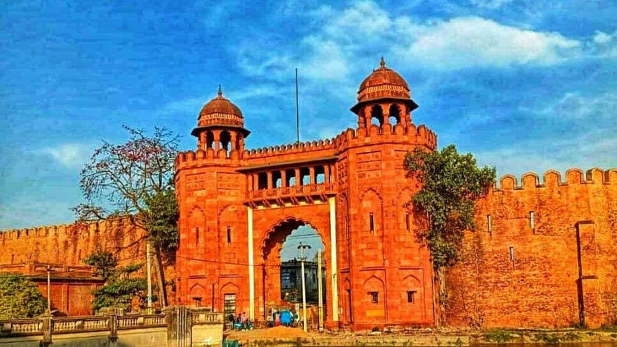 बिहार के इस जिले में स्थित है बिल्कुल दिल्ली जैसा लालकिला, जानिए कब हुआ था निर्माण