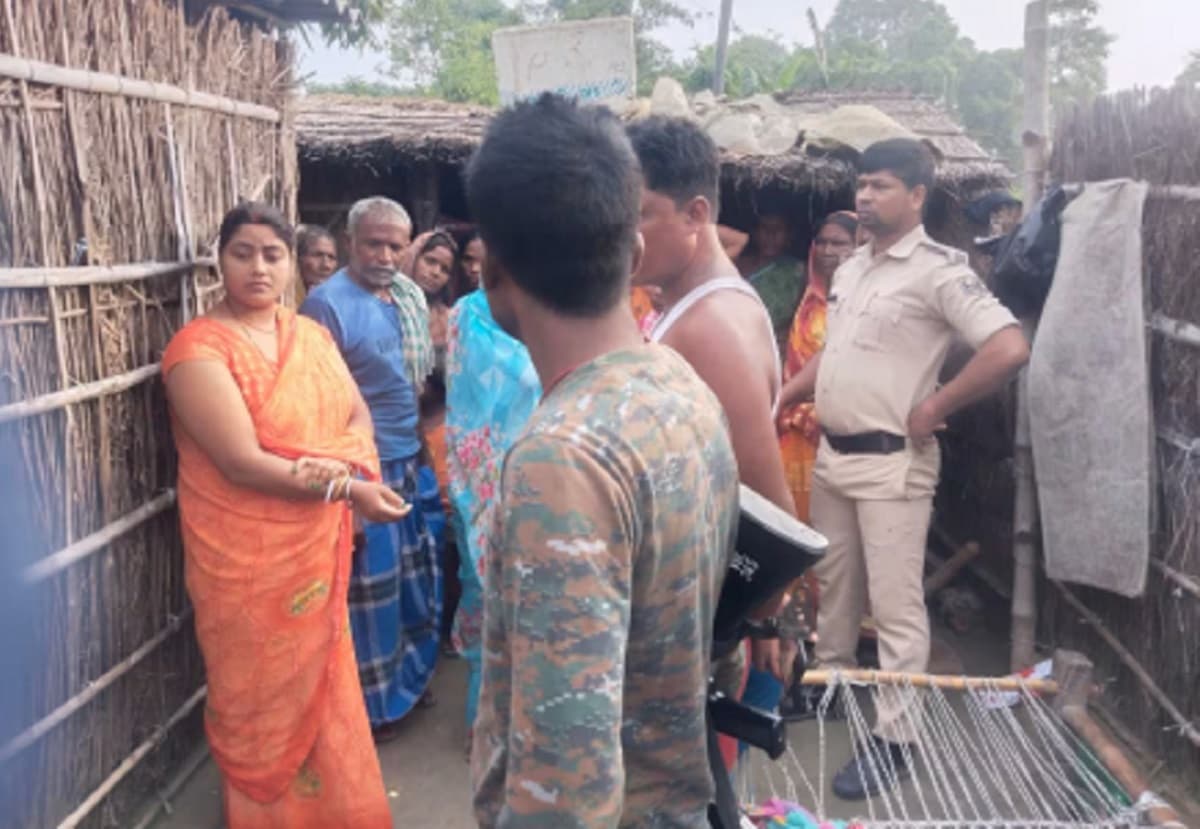 बिहार के सीतामढ़ी में पेड़ से लटका मिला महिला और बच्ची का शव, हत्या कर टांगने की आशंका