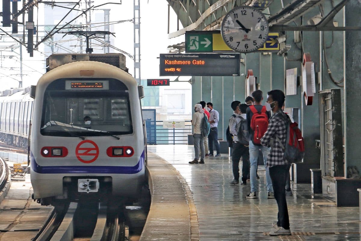 Delhi Metro Fare Hike: दिल्ली मेट्रो का सफर हुआ महंगा, आज से बढ़ा किराया, जानें हर दूरी का नया स्लैब