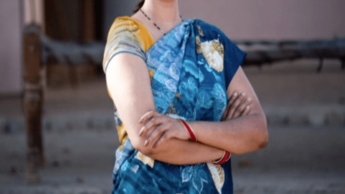 पति की मौत के बाद महिला प्रेमी संग फरार, बेटा बोला- मां ने ले लिए पैसे-जेवर, सहेलियां दे रहीं धमकी