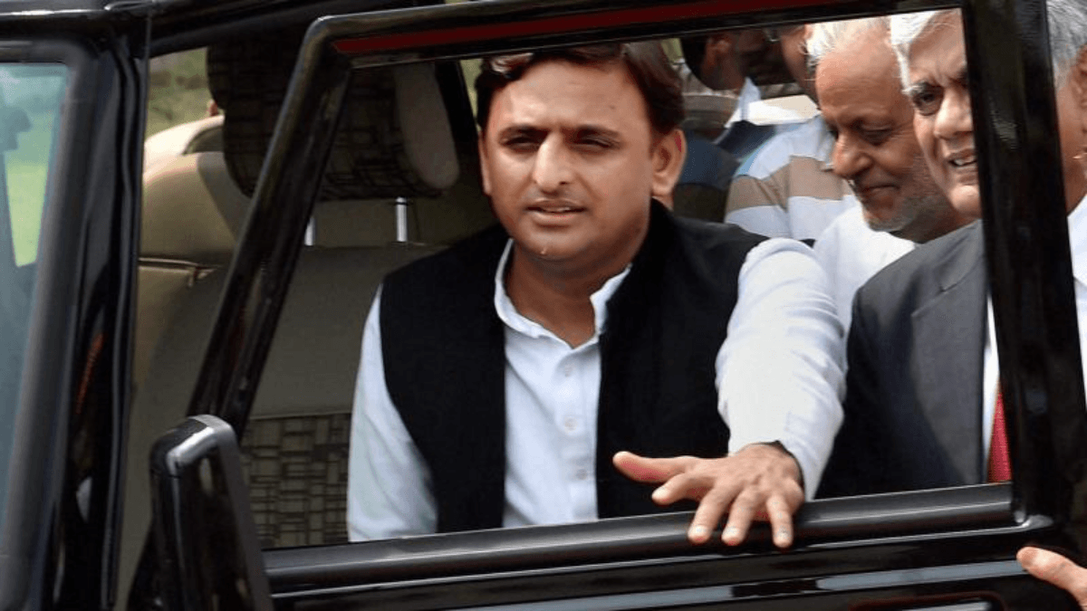 इंसानियत की मिसाल: अखिलेश यादव ने सड़क हादसे में घायल परिवार की बचाई जान