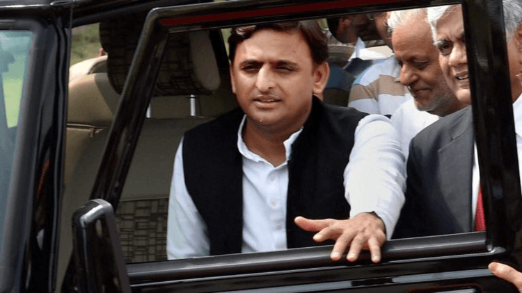 इंसानियत की मिसाल: अखिलेश यादव ने सड़क हादसे में घायल परिवार की बचाई जान