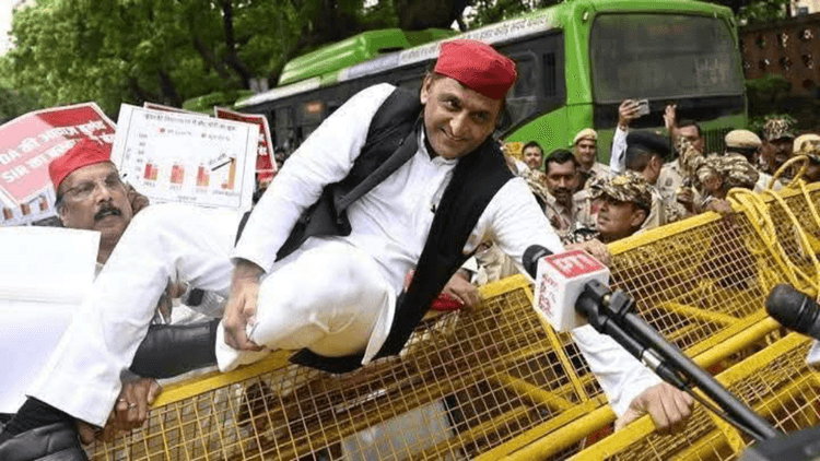 दिल्ली में इंडिया गठबंधन का हंगामा: अखिलेश यादव ने कूदे बैरिकेड, राहुल-प्रियंका गिरफ्तार