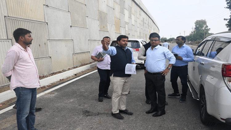 जिलाधिकारी ने निर्माणाधीन सिक्स लेन ब्रिज का किया निरीक्षण