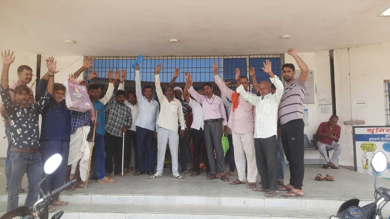 सीओ व कर्मियों की अनुपस्थिति से नाराज ग्रामीणों ने किया प्रदर्शन, डीएम से की नियमित नियुक्ति की मांग