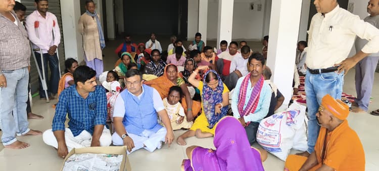 समाजसेवी ने जरूरतमंदों के बीच बांटी सामग्री