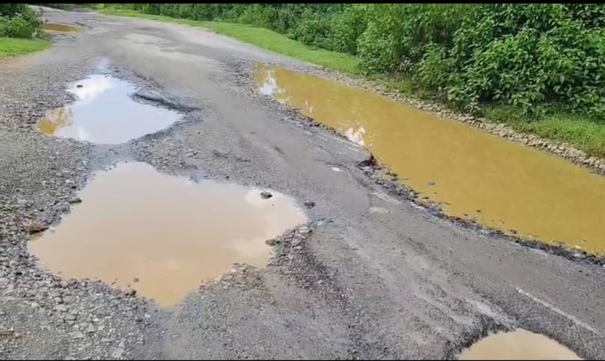 करमटिया सड़क पर गड्ढे ही गड्ढे, उद्धारक की प्रतीक्षा कर रहे ग्रामीण